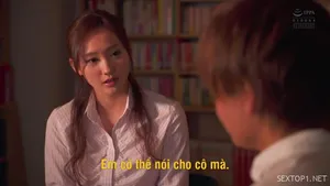 Nhìn má kế đang ngủ ở mùa hè nóng bức, cậu con trai quá nứng