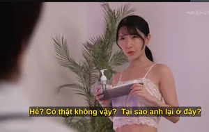 Cô gái trẻ tán gẫu trong quán cà phê của người nổi tiếng trên mạng
