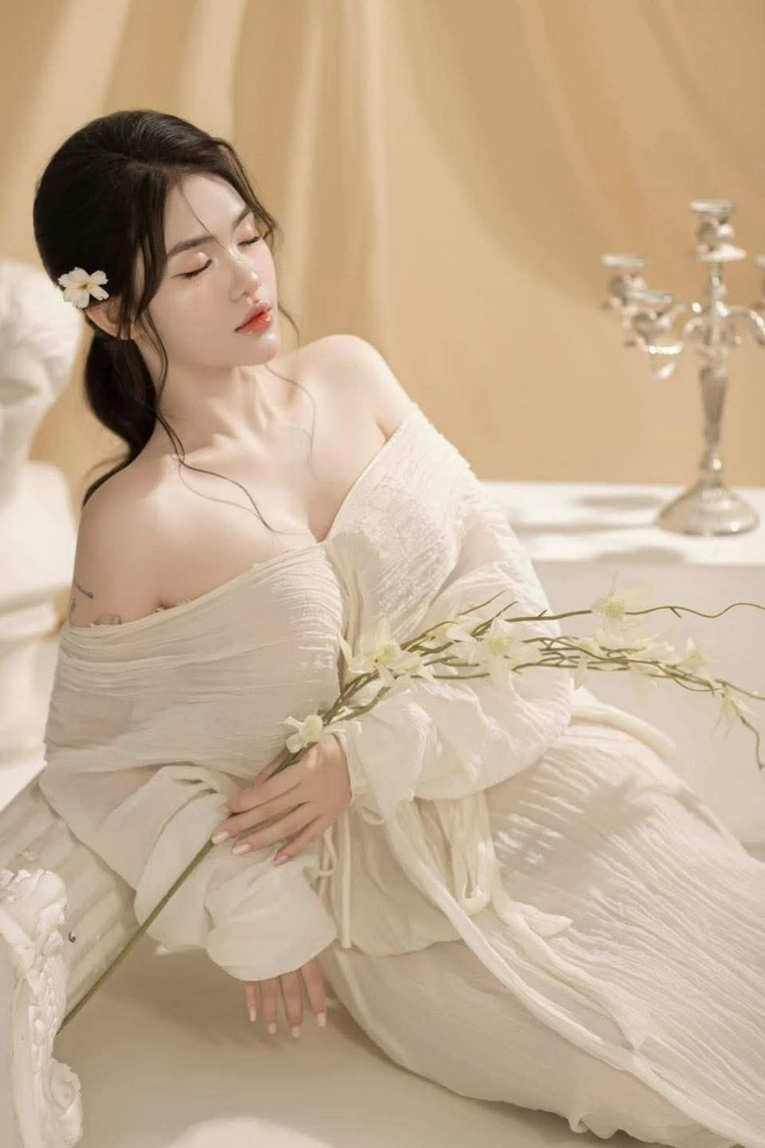 3 ảnh trên là em gái của cô giáo . nhìn đủ nứng chưa anh em !